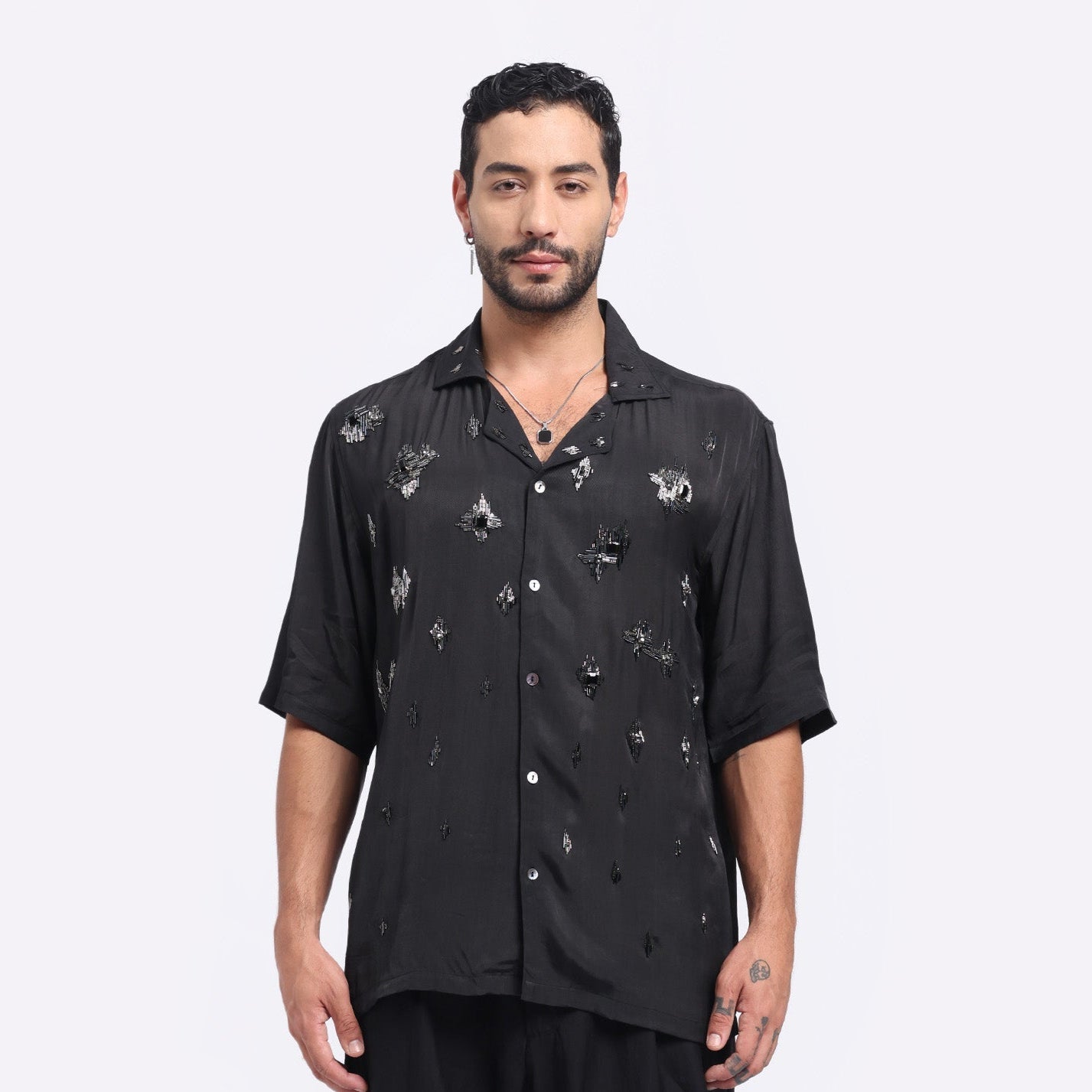 Stylera trendy black men's fashion shirt with a stylish, relaxed fit and unique print details