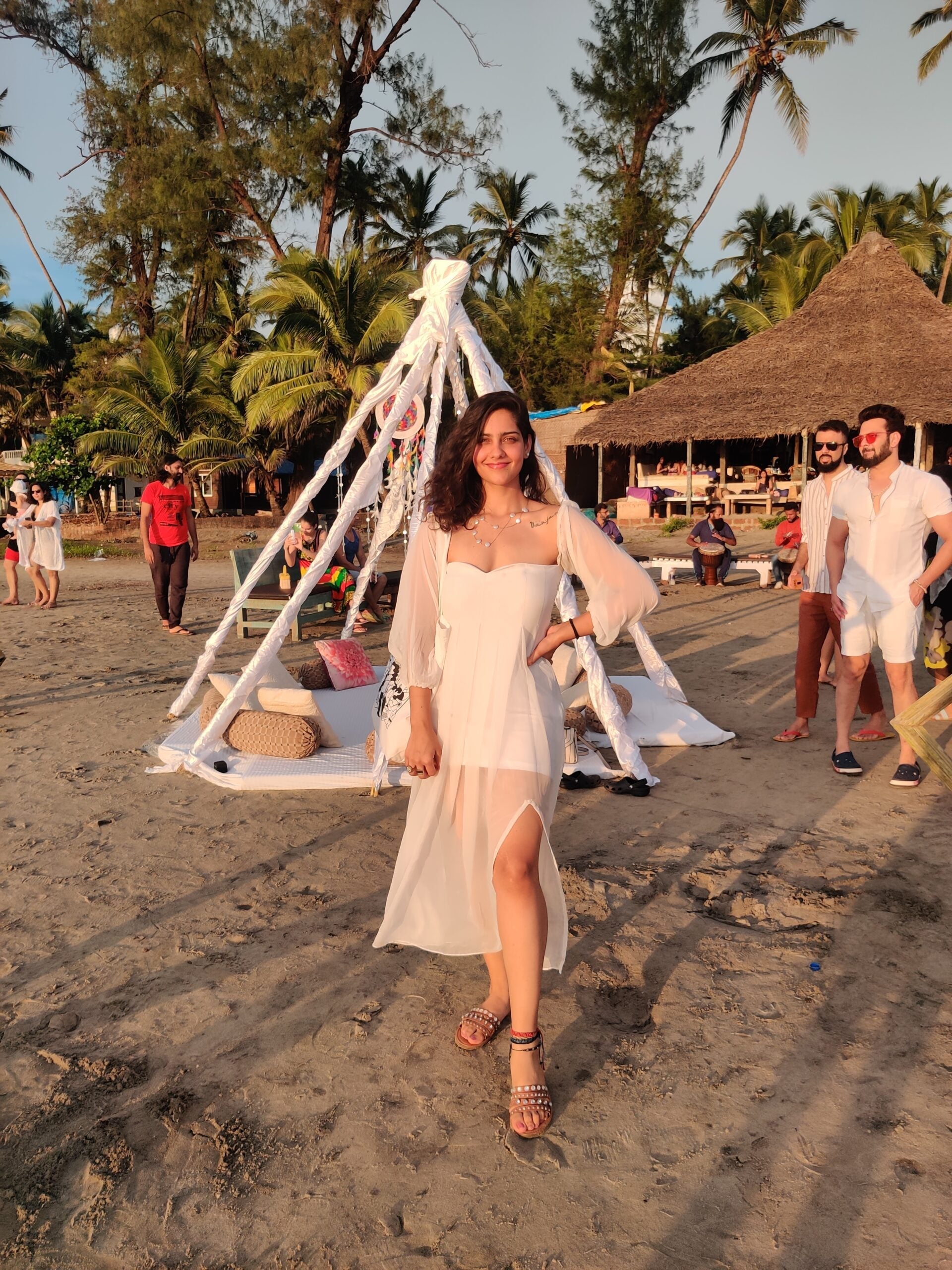 Trendy evening maxi dress in white, perfect for beach outings and summer events