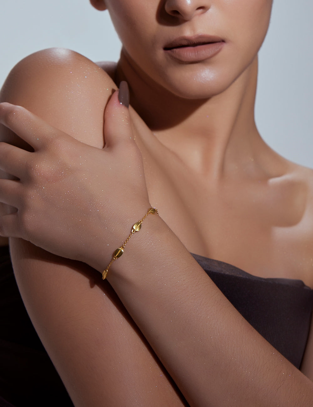 Stylera close up model wearing trendy gold bracelet for women delicate geometric link chain on wrist