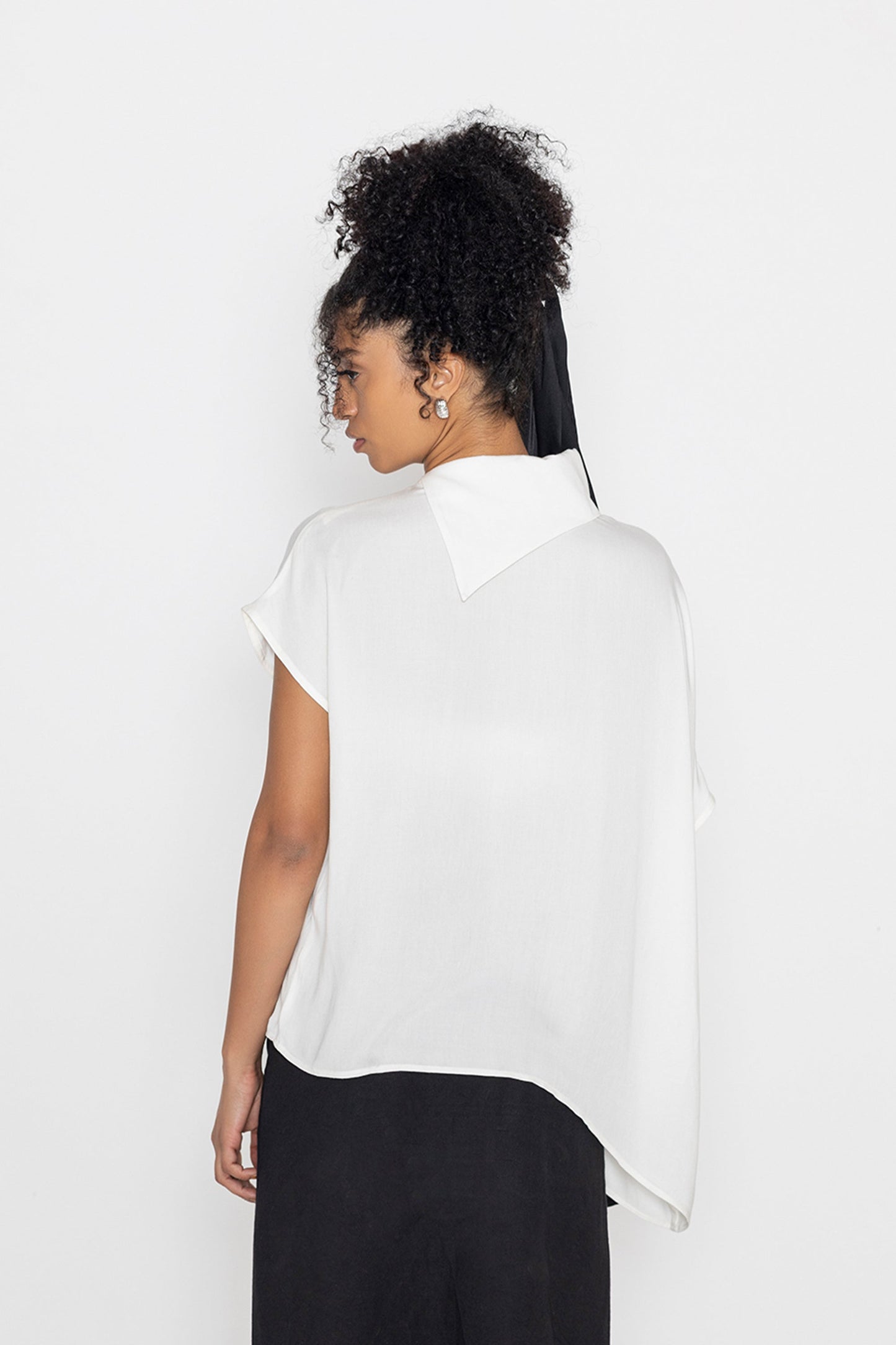 Stylera white trendy minimalist women’s top with asymmetrical hem and short sleeves