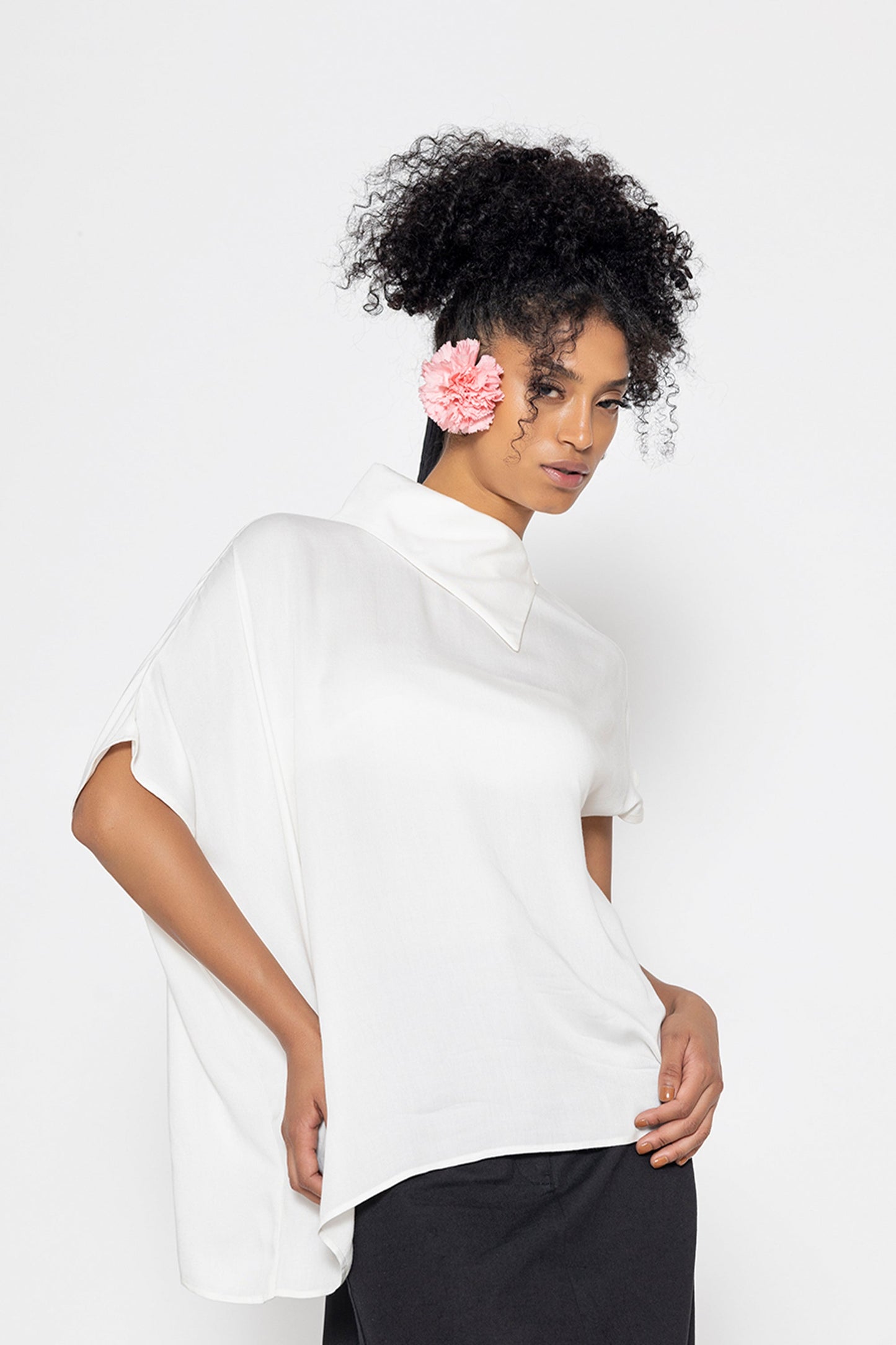 Stylera trendy minimalist women’s top in white with loose fit and short sleeves
