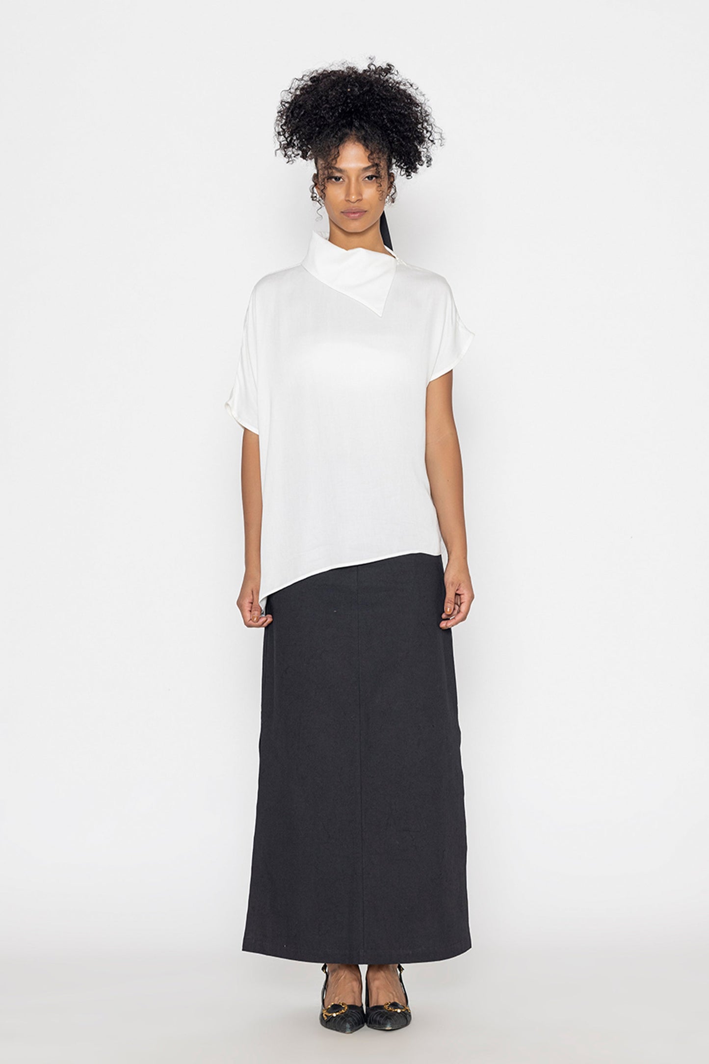 Stylera trendy minimalist women’s top in white with a loose fit and asymmetrical collar