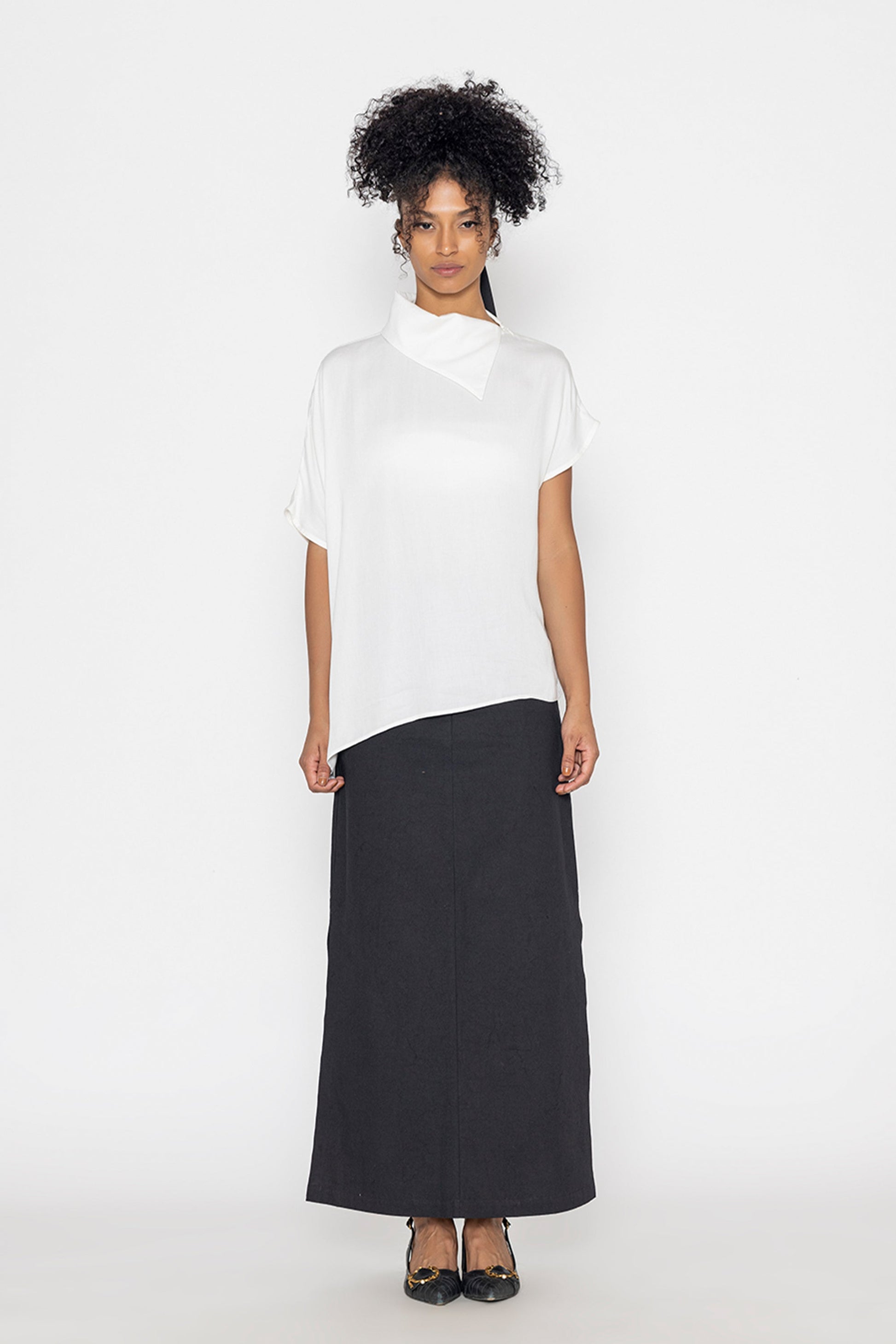 Stylera trendy minimalist women’s top in white with a loose fit and asymmetrical collar
