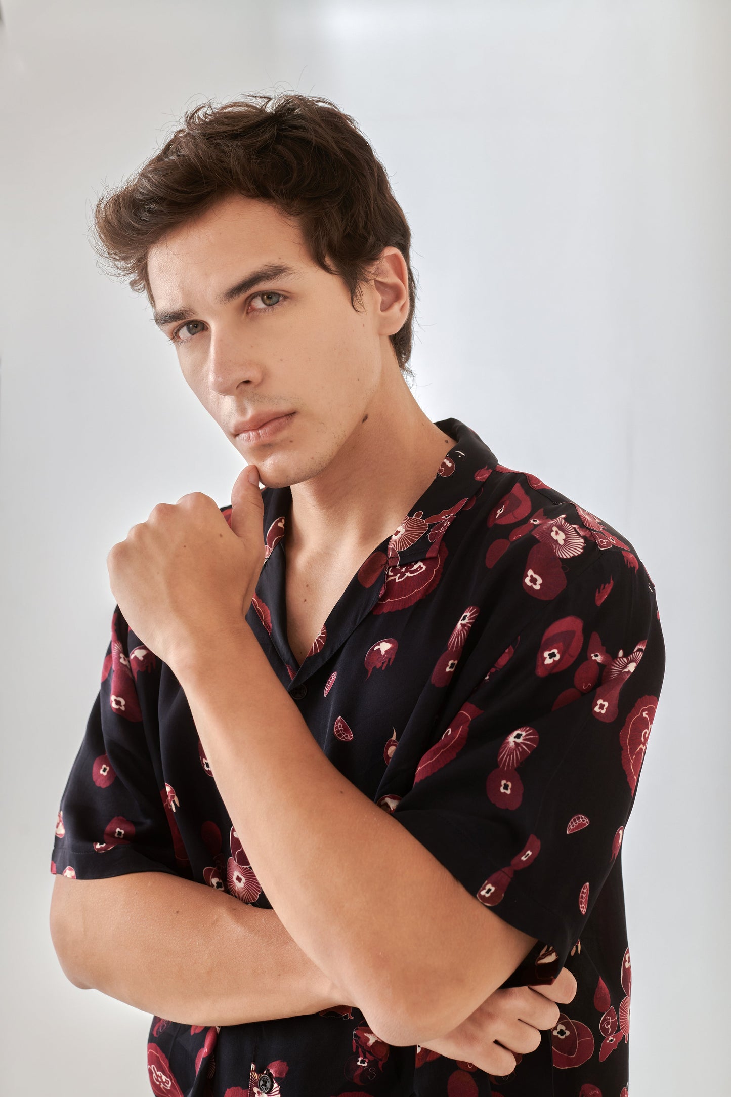 Trendy oversized button up shirt from Stylera with a floral pattern for a stylish look