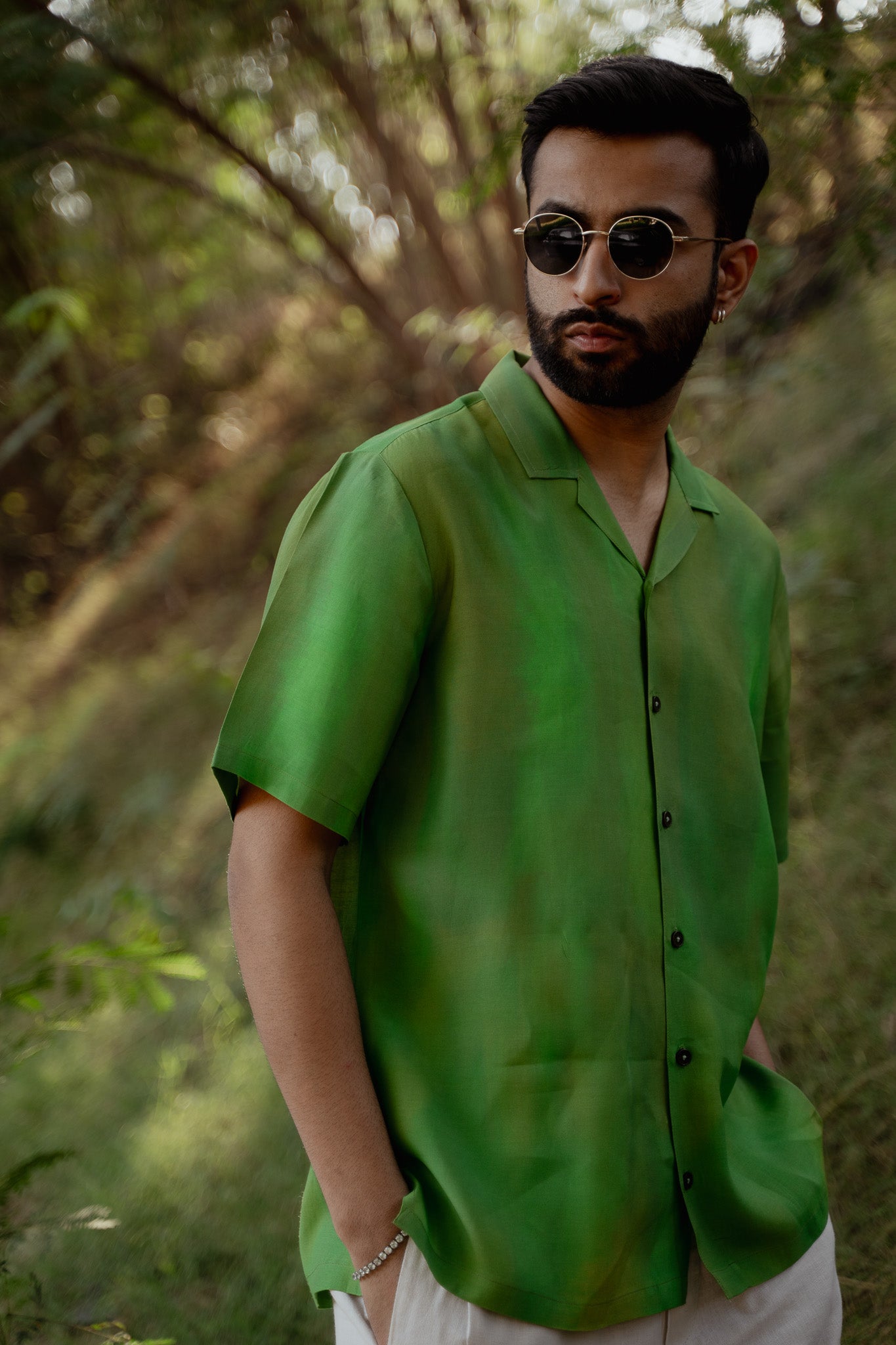 Trendy oversized shirt for men in green with short sleeves, perfect for casual summer outings
