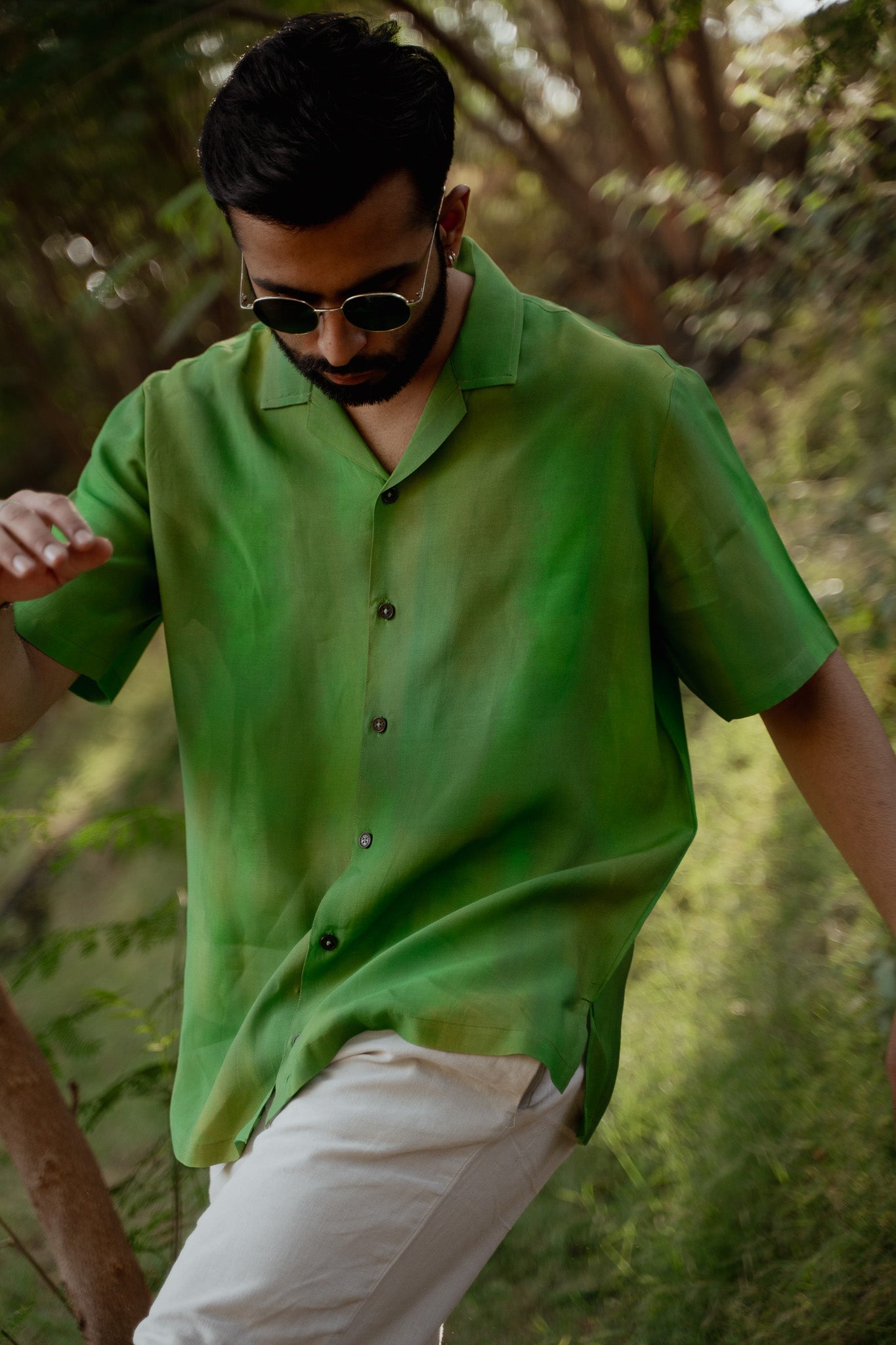 Trendy oversized shirt for men in vibrant green with short sleeves and a relaxed fit