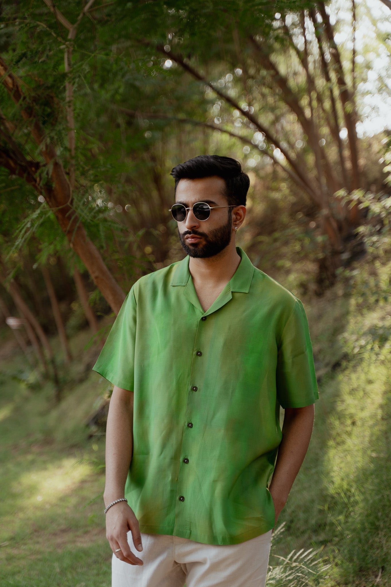 Trendy oversized shirt for men in green with a relaxed fit, perfect for casual outings