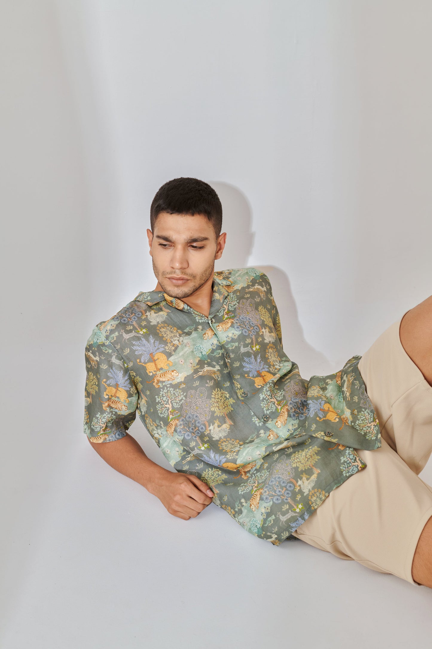 Trendy oversized shirts for men in floral print, perfect for casual summer outfits