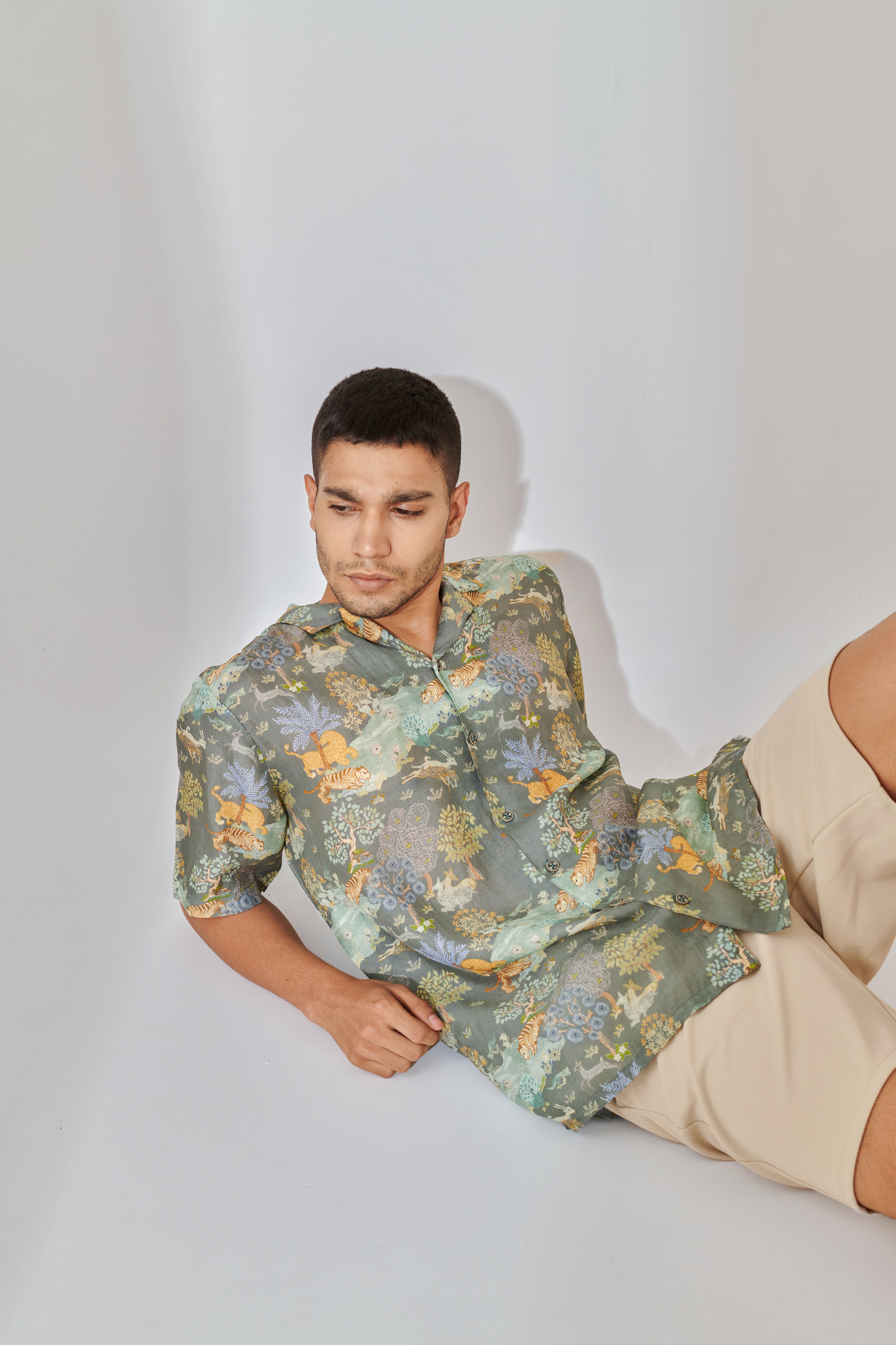 Trendy oversized shirts for men in floral print, perfect for casual summer outfits