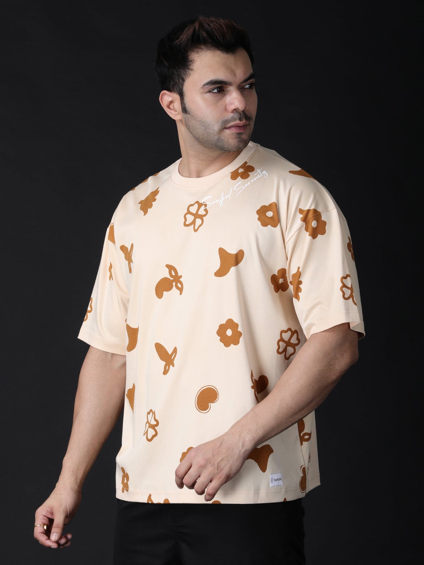 Stylstpls trendy oversized t-shirt for summer with fun floral and abstract patterns in beige color