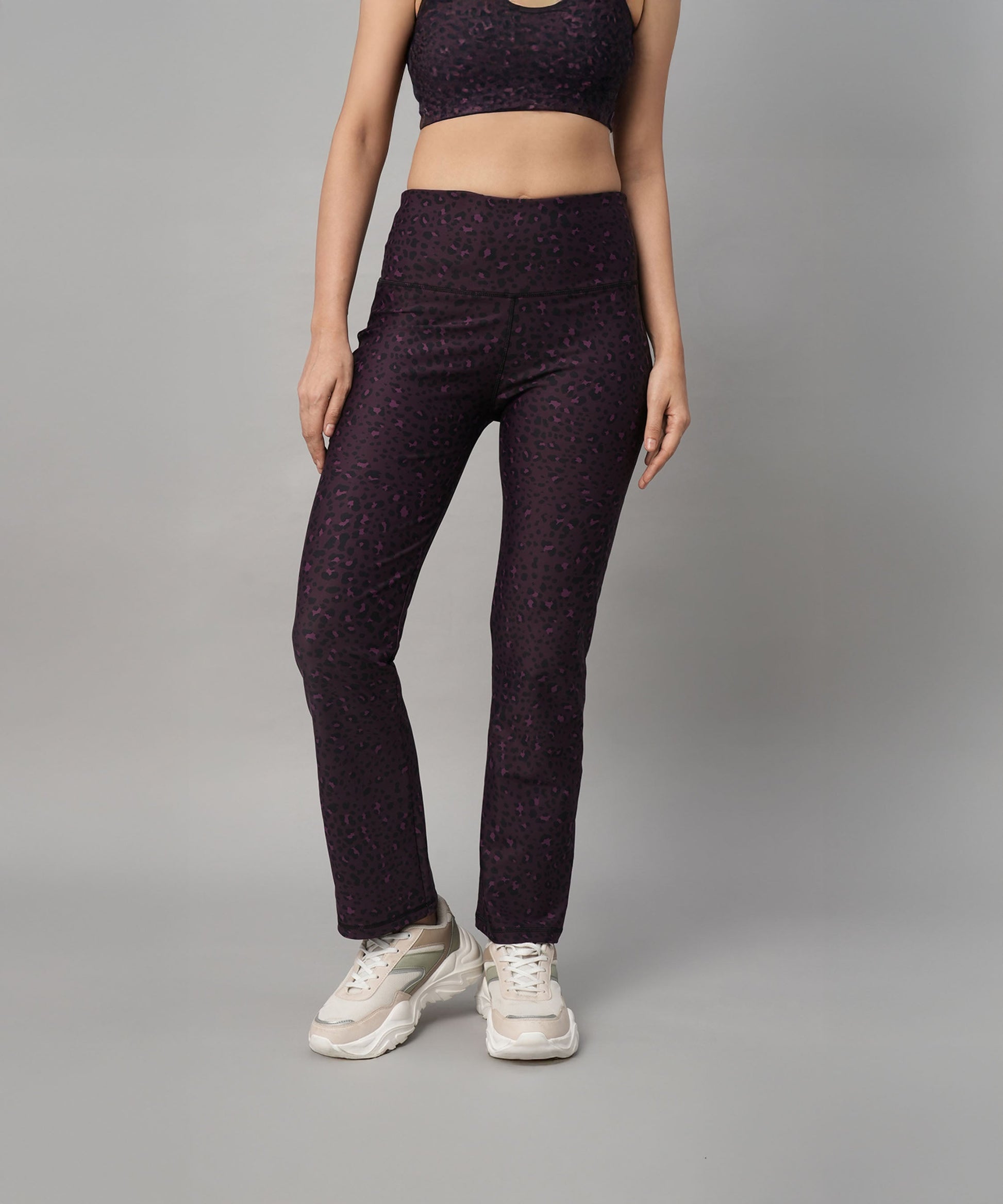 Trendy pink yoga leggings from Stylera designed for comfort and style during workouts