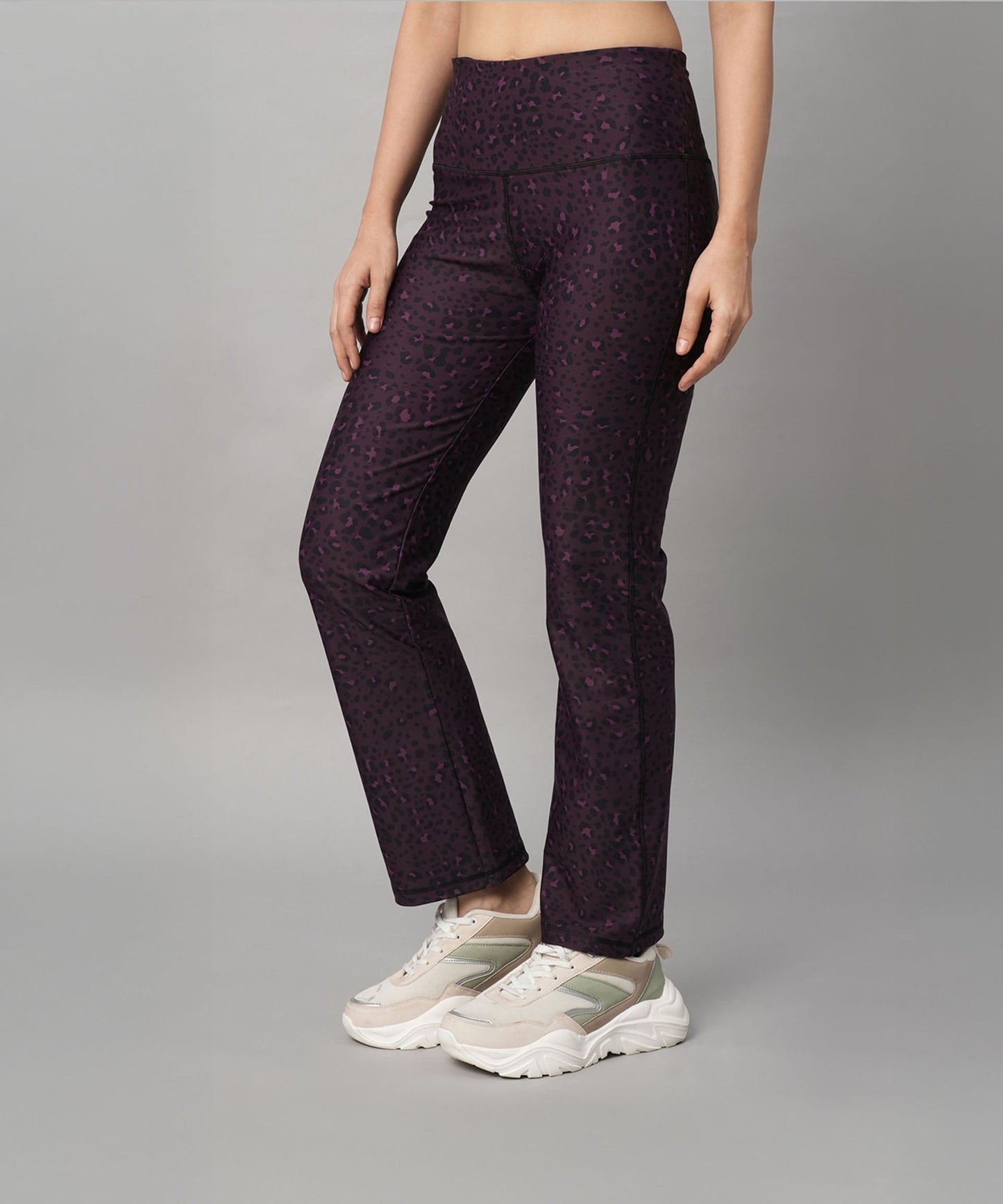 Trendy pink yoga leggings by Stylera with a stylish print and comfortable fit for workouts