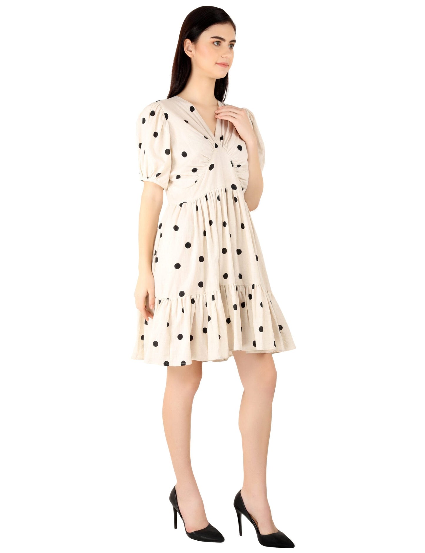 Trendy polka dots midi dress in cream with black dots and a ruffled hem for stylish summer wear