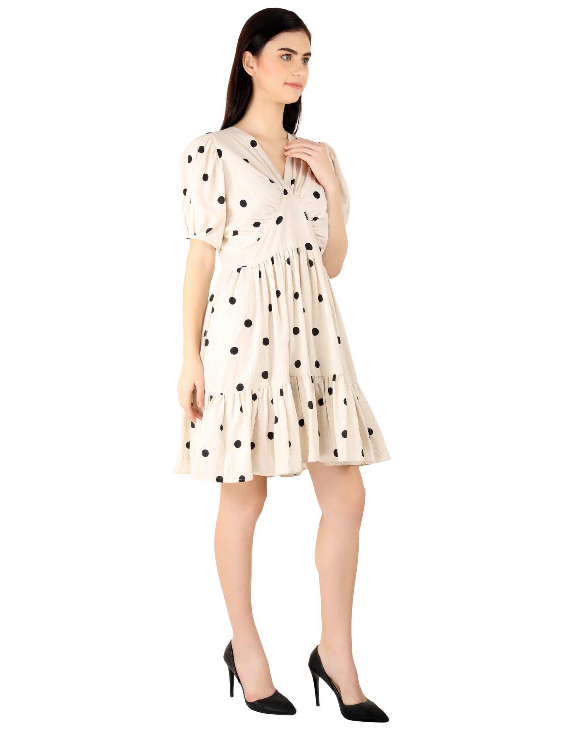 Trendy polka dots midi dress in cream with black dots and a ruffled hem for stylish summer wear