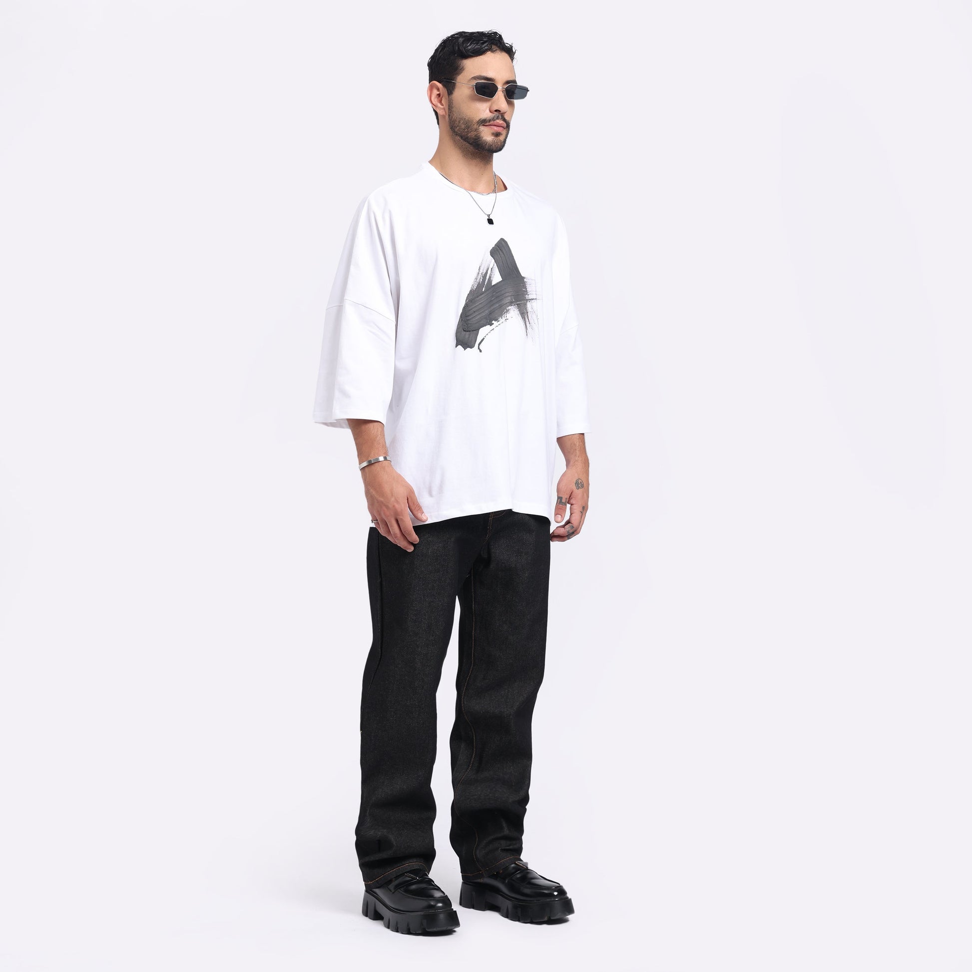 Stylera trendy streetwear t-shirt men in white with a stylish graphic design, perfect for casual outfits