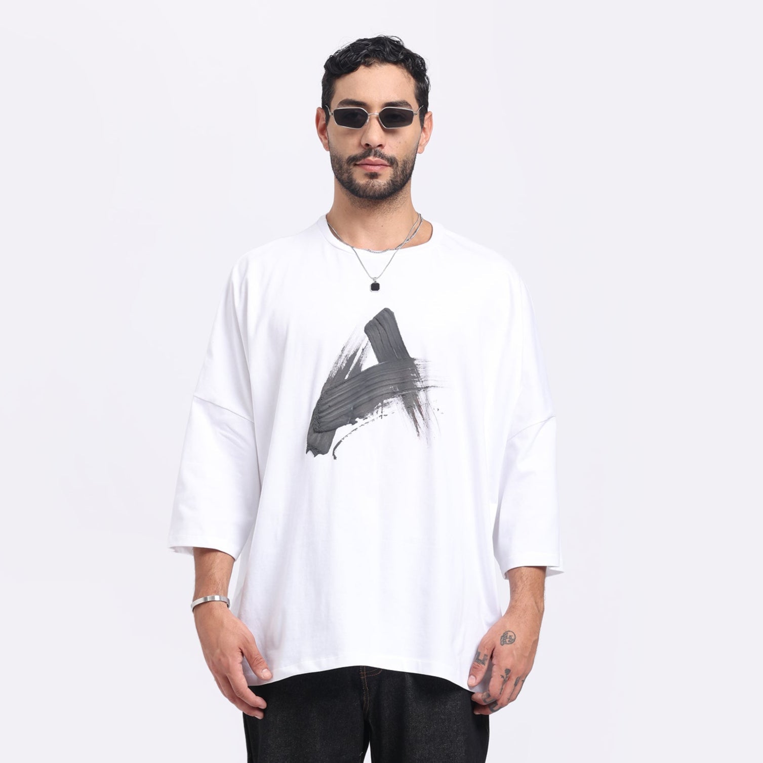 Stylera trendy streetwear t-shirt men in white with abstract black graphic design for casual style