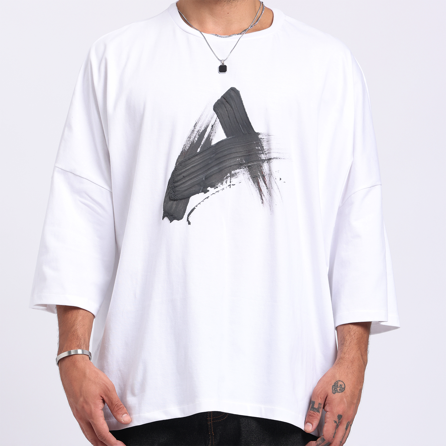 Stylera trendy streetwear t-shirt men in white with modern black brushstroke design