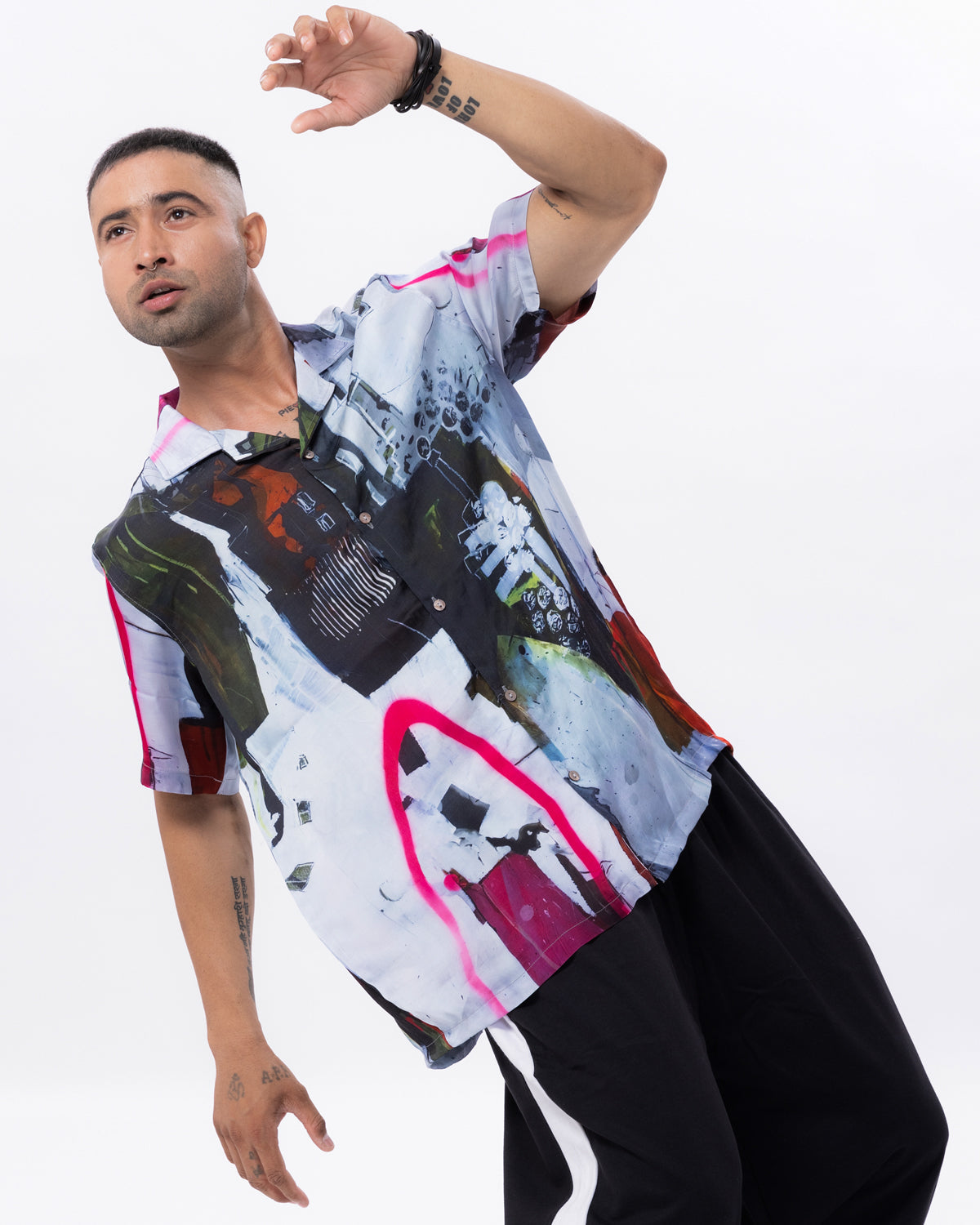 Stylera trendy summer short sleeve shirt featuring a vibrant abstract design and relaxed fit