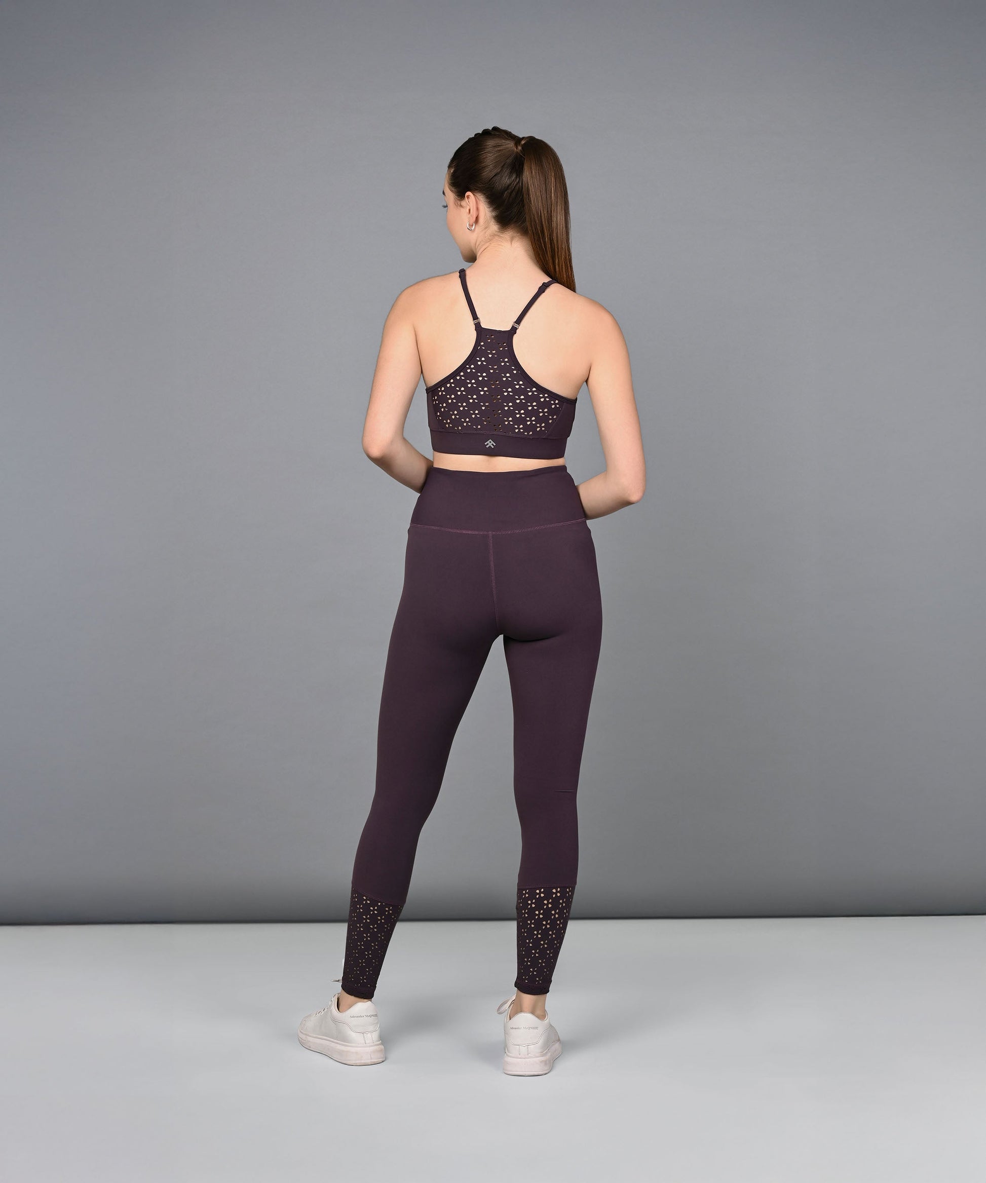 Trendy women's leggings in dark purple with a stylish design for comfortable workouts