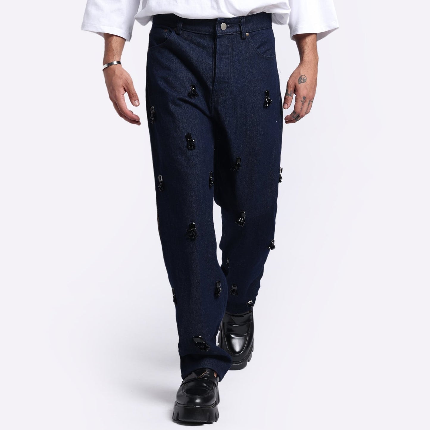 Stylera unique statement jeans for men in dark blue with unique decorative elements and a relaxed fit
