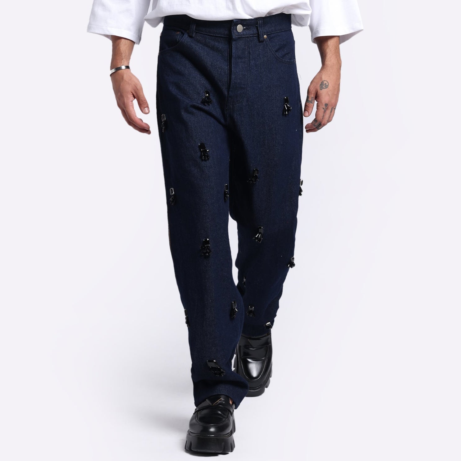Stylera unique statement jeans for men in dark blue with unique decorative elements and a relaxed fit