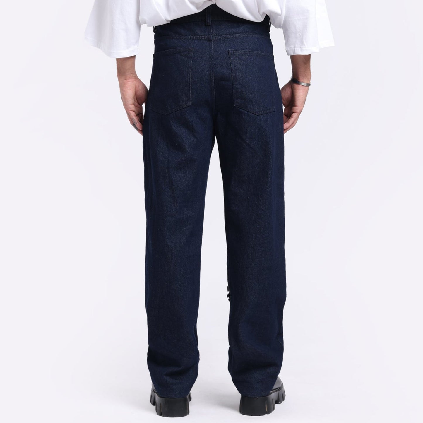 Stylera unique statement jeans for men in dark denim with a relaxed fit and classic back pockets