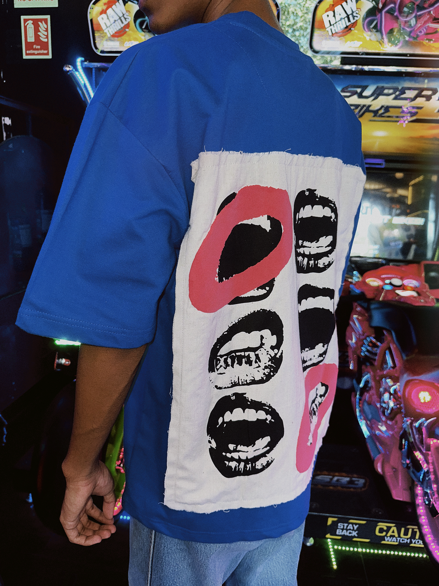 Stylera blue oversized t shirt with white back patch printed open mouths in black and pink unique urban streetwear t-shirt