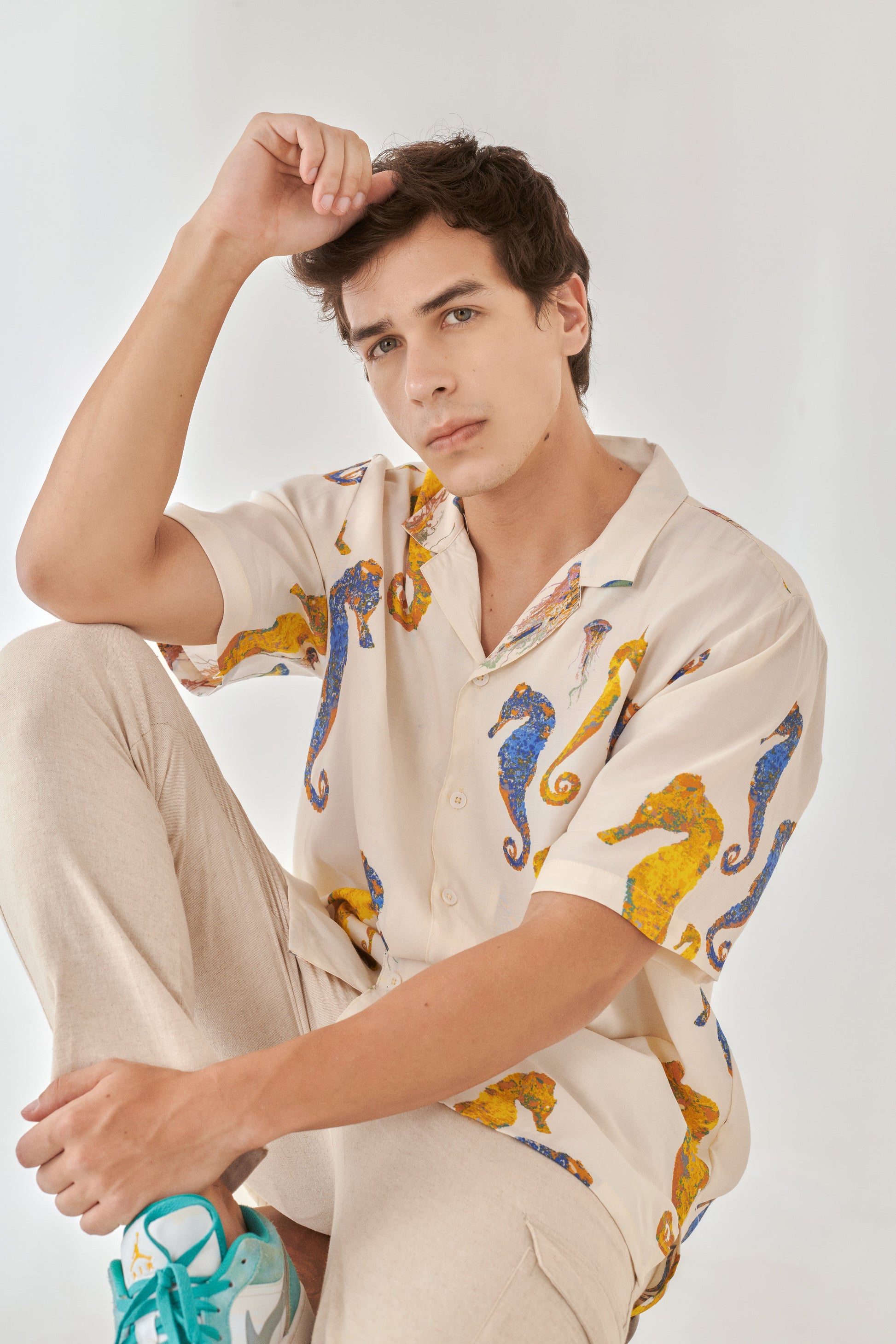 Stylera white oversized beach shirt men with colorful seahorse print for casual summer style