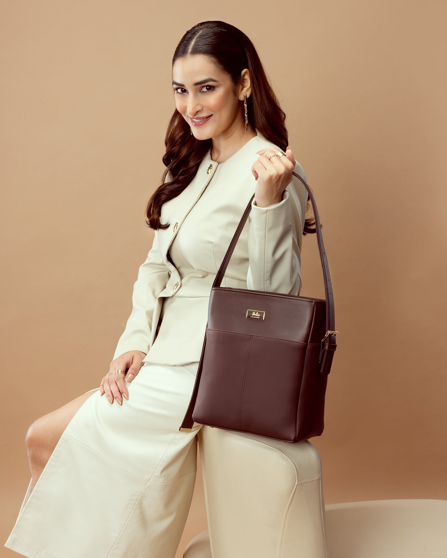 Stylish women's leather shoulder bag in brown, perfect for everyday use and fashion-forward looks